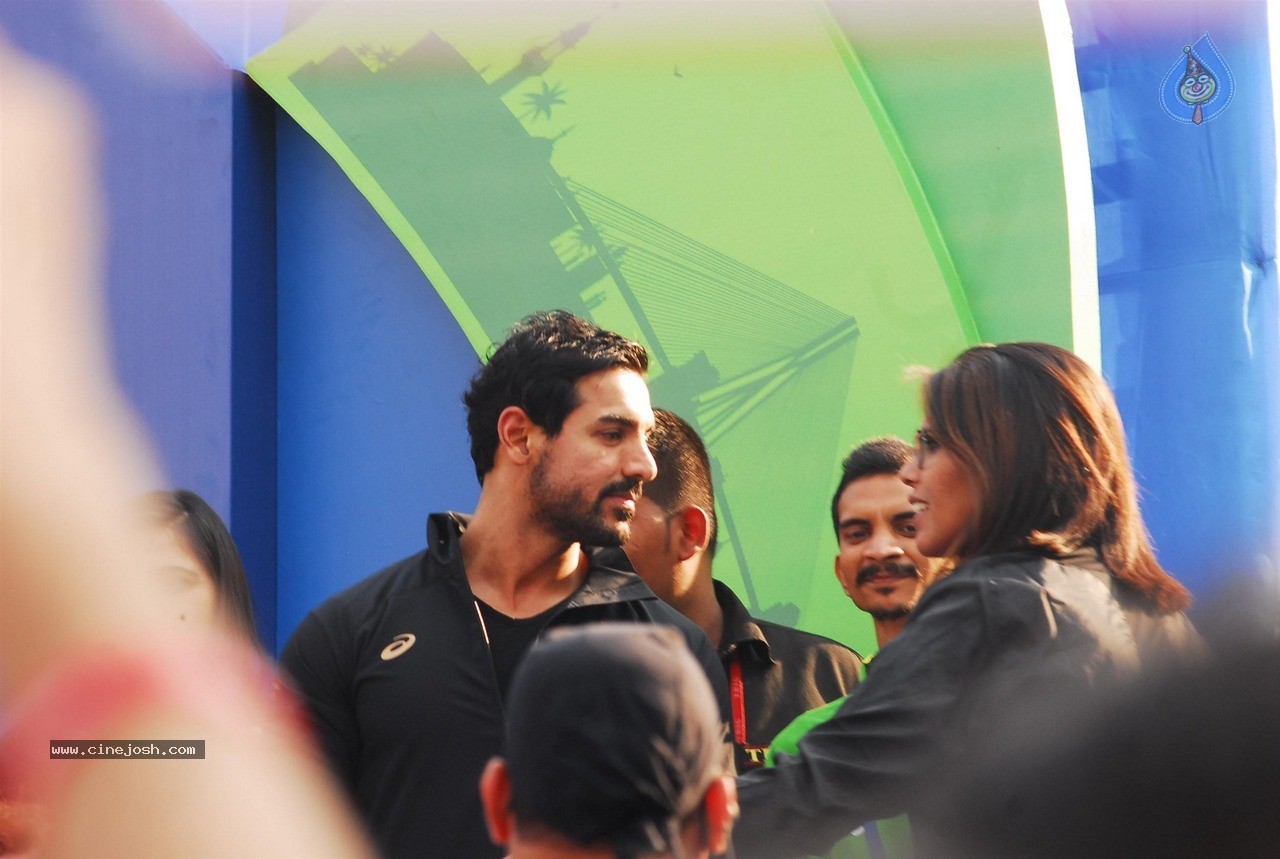 Celebs at Standard Chartered Mumbai Marathon 2015 - 6 / 60 photos