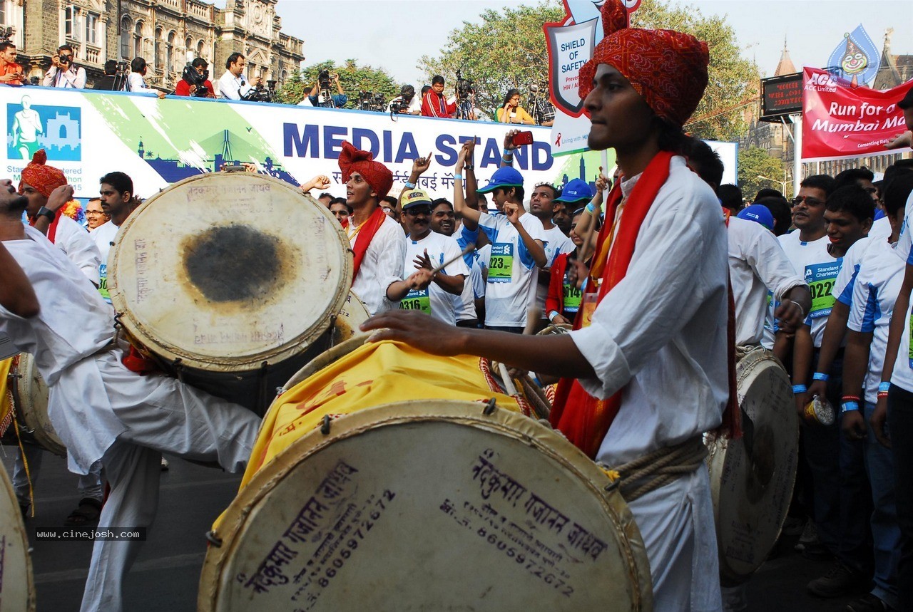 Celebs at Standard Chartered Mumbai Marathon 2015 - 7 / 60 photos