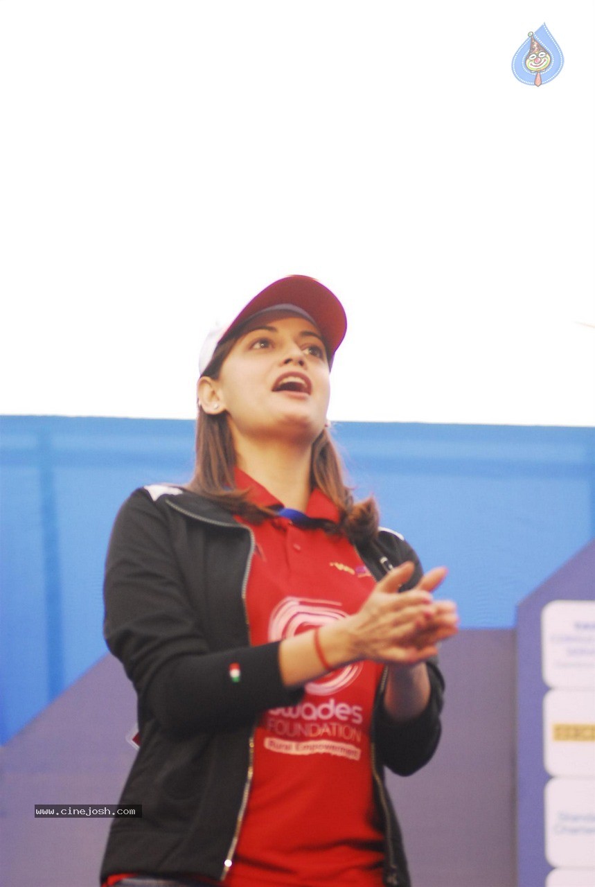 Celebs at Standard Chartered Mumbai Marathon 2015 - 40 / 60 photos