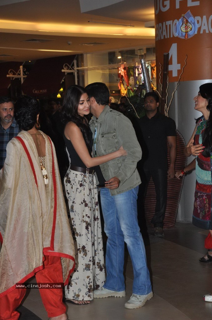 Celebs at Talaash Premiere - 12 / 59 photos