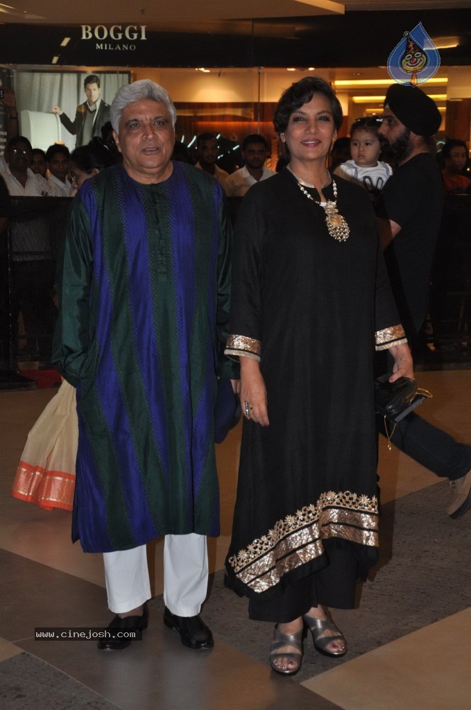 Celebs at Talaash Premiere - 14 / 59 photos