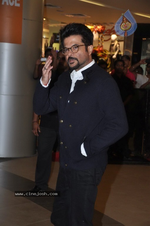 Celebs at Talaash Premiere - 21 / 59 photos