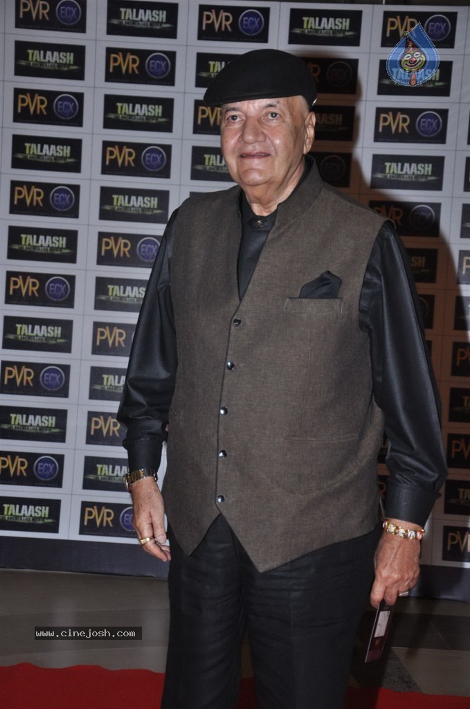 Celebs at Talaash Premiere - 32 / 59 photos