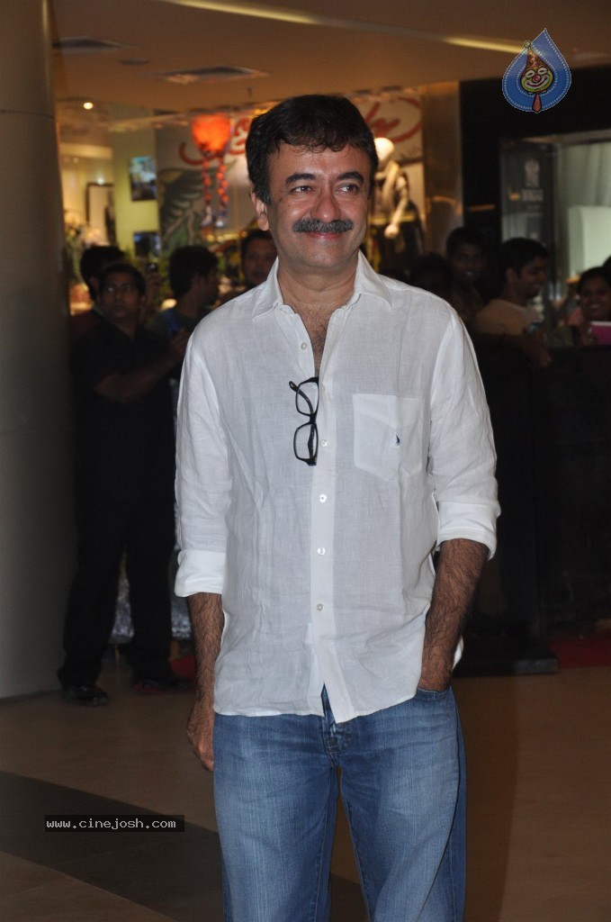 Celebs at Talaash Premiere - 39 / 59 photos