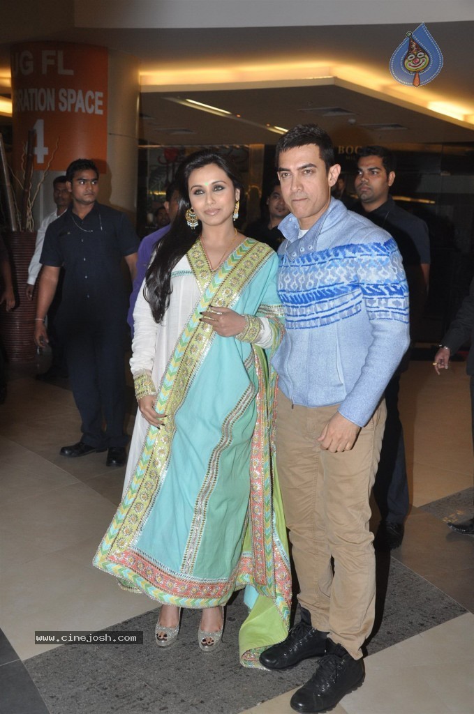 Celebs at Talaash Premiere - 58 / 59 photos