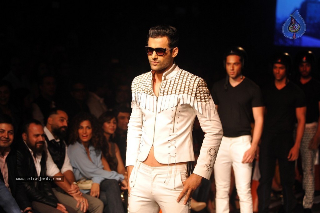 Celebs n Models Walks the Ramp at LFW 2014 - 7 / 110 photos