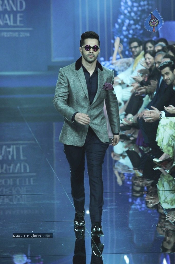Celebs n Models Walks the Ramp at LFW 2014 - 18 / 110 photos