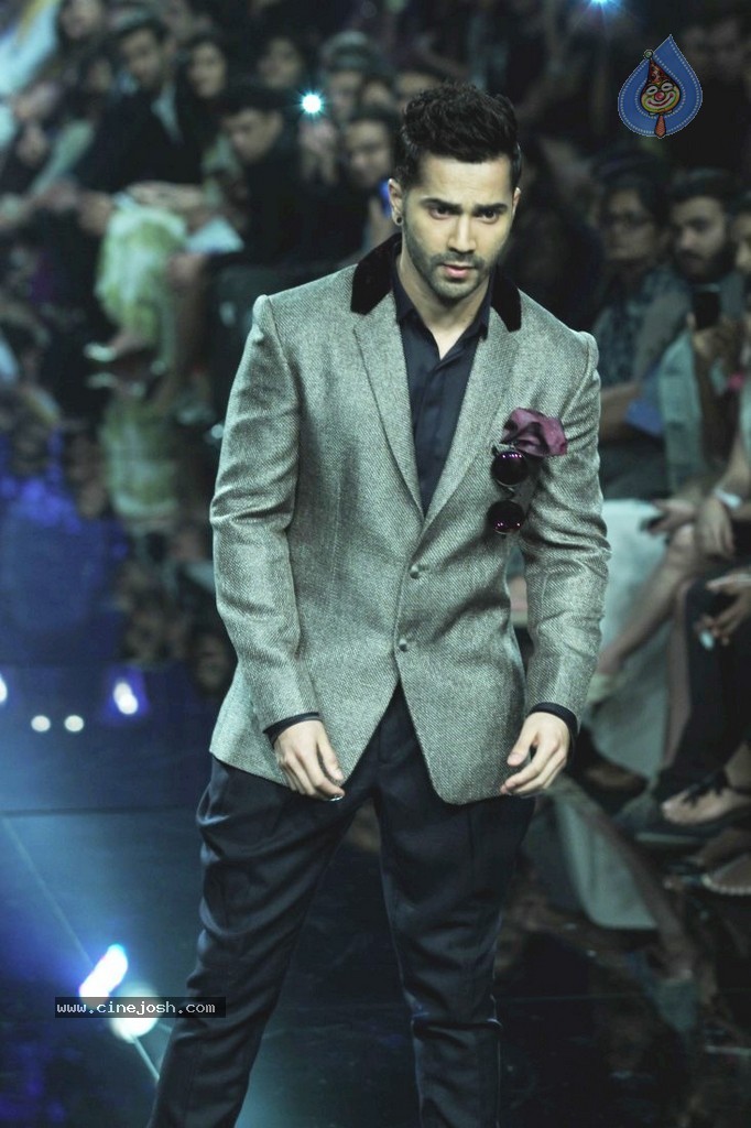 Celebs n Models Walks the Ramp at LFW 2014 - 21 / 110 photos