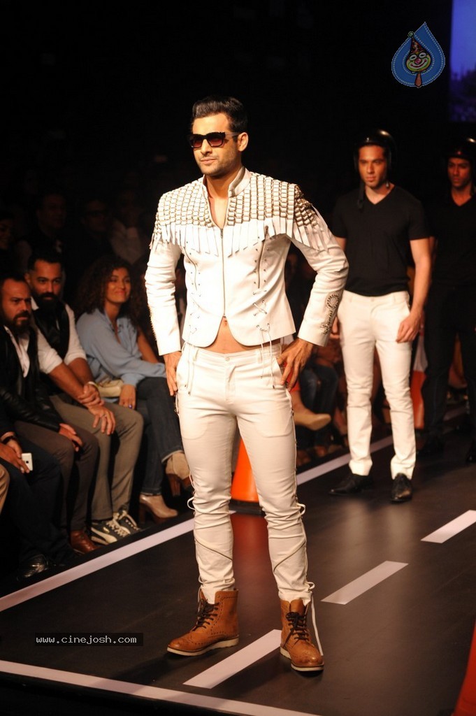 Celebs n Models Walks the Ramp at LFW 2014 - 24 / 110 photos