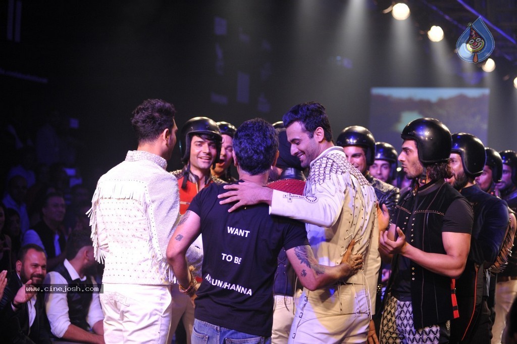 Celebs n Models Walks the Ramp at LFW 2014 - 29 / 110 photos