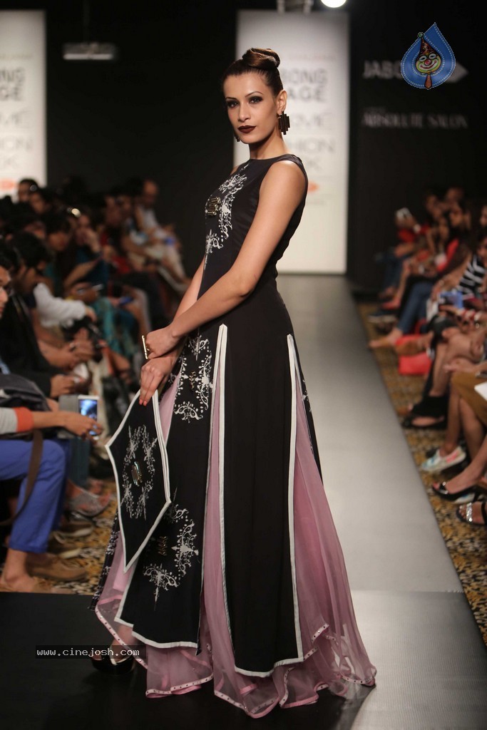 Celebs n Models Walks the Ramp at LFW 2014 - 43 / 110 photos
