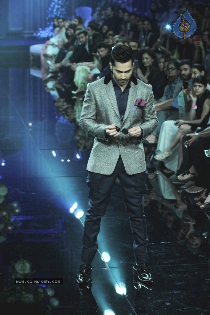 Celebs n Models Walks the Ramp at LFW 2014 - 59 / 110 photos