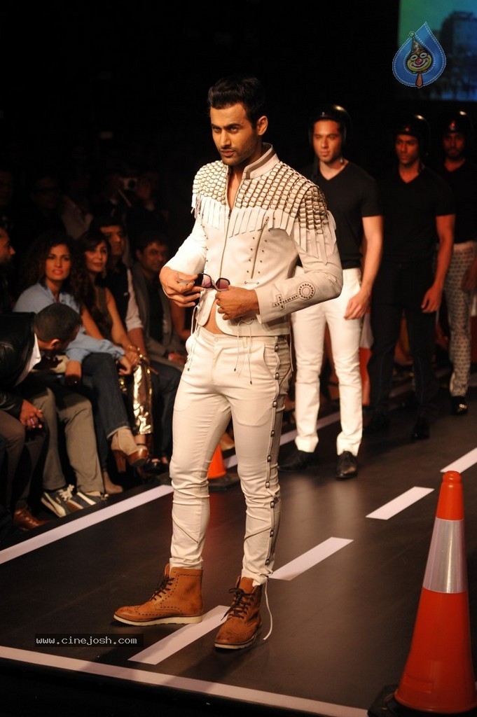 Celebs n Models Walks the Ramp at LFW 2014 - 89 / 110 photos