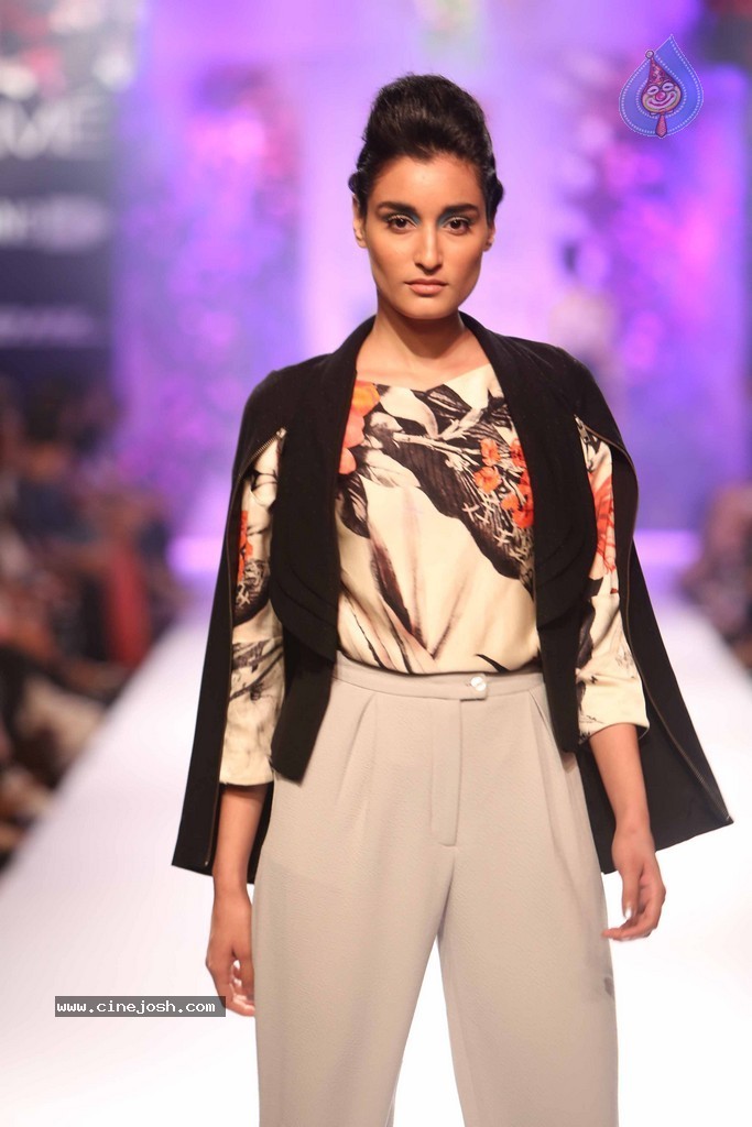 Celebs n Models Walks the Ramp at LFW 2014 - 109 / 110 photos