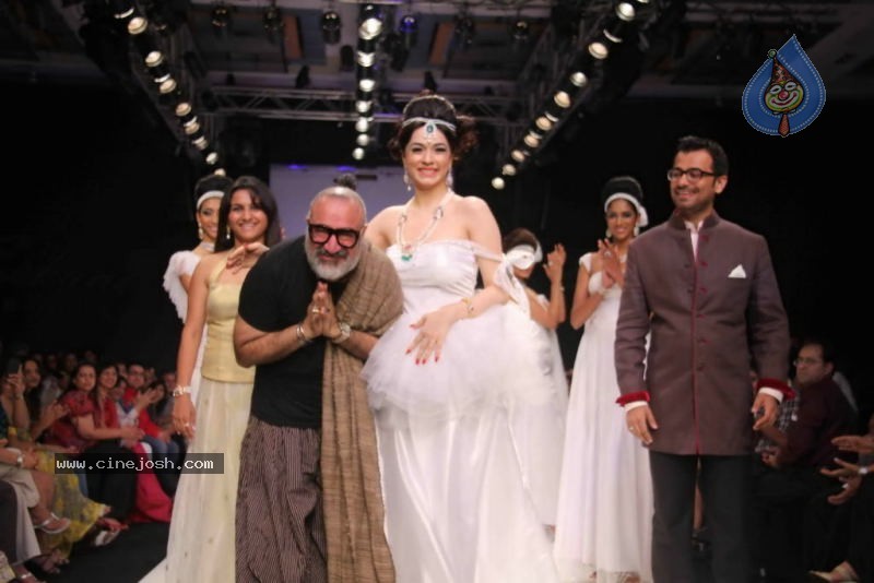 Celebs Walk the Ramp at IIJW 2011 Fashion Show - 27 / 137 photos