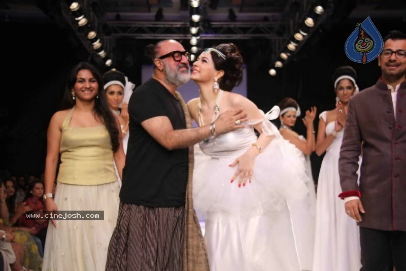 Celebs Walk the Ramp at IIJW 2011 Fashion Show - 49 / 137 photos