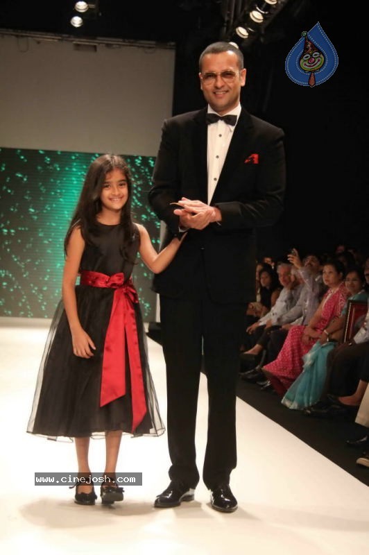 Celebs Walk the Ramp at IIJW 2011 Fashion Show - 71 / 137 photos