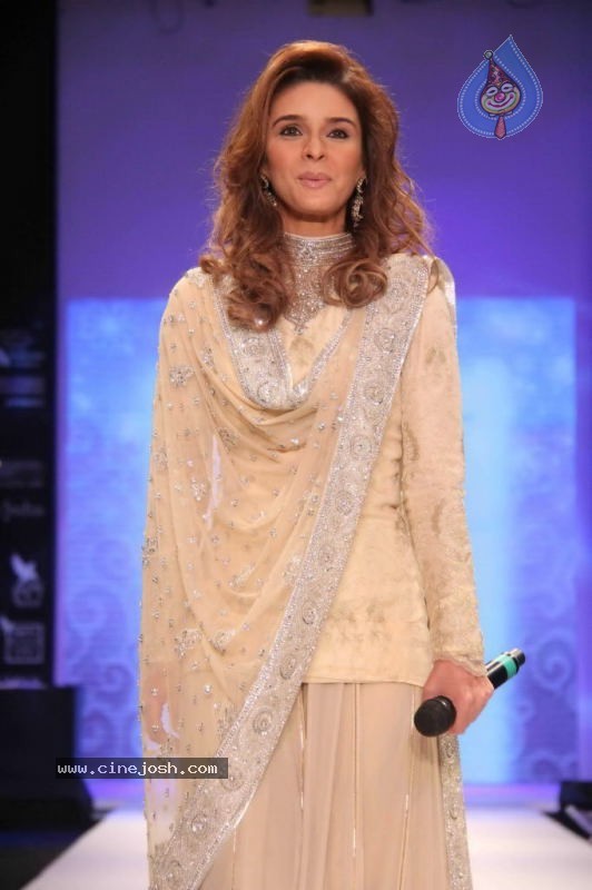 Celebs Walk the Ramp at IIJW 2011 Fashion Show - 74 / 137 photos