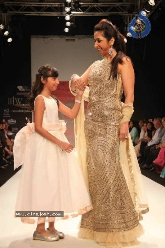 Celebs Walk the Ramp at IIJW 2011 Fashion Show - 87 / 137 photos
