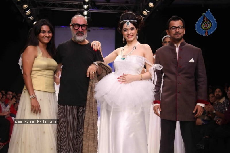 Celebs Walk the Ramp at IIJW 2011 Fashion Show - 108 / 137 photos