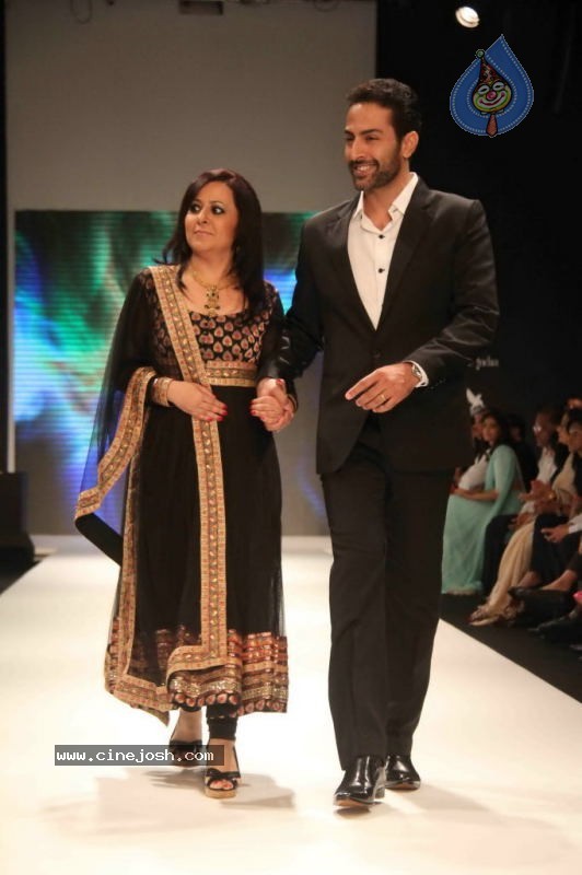 Celebs Walk the Ramp at IIJW 2011 Fashion Show - 113 / 137 photos