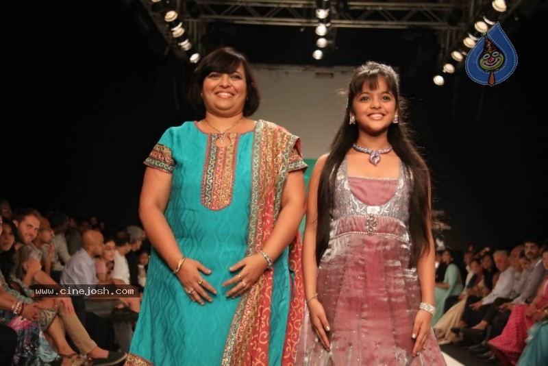 Celebs Walk the Ramp at IIJW 2011 Fashion Show - 120 / 137 photos