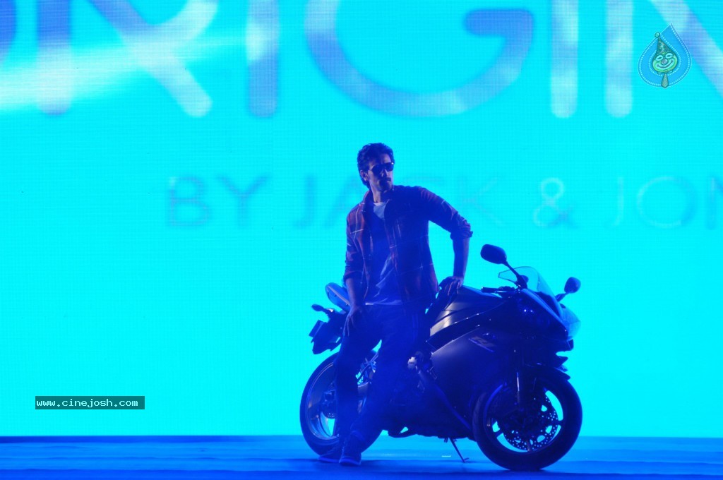 Celebs Walk the Ramp at the Allure Fashion Show - 11 / 45 photos