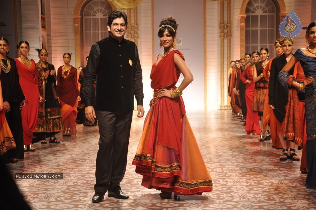Celebs Walks the Ramp at AVIBW 2013 - 45 / 152 photos