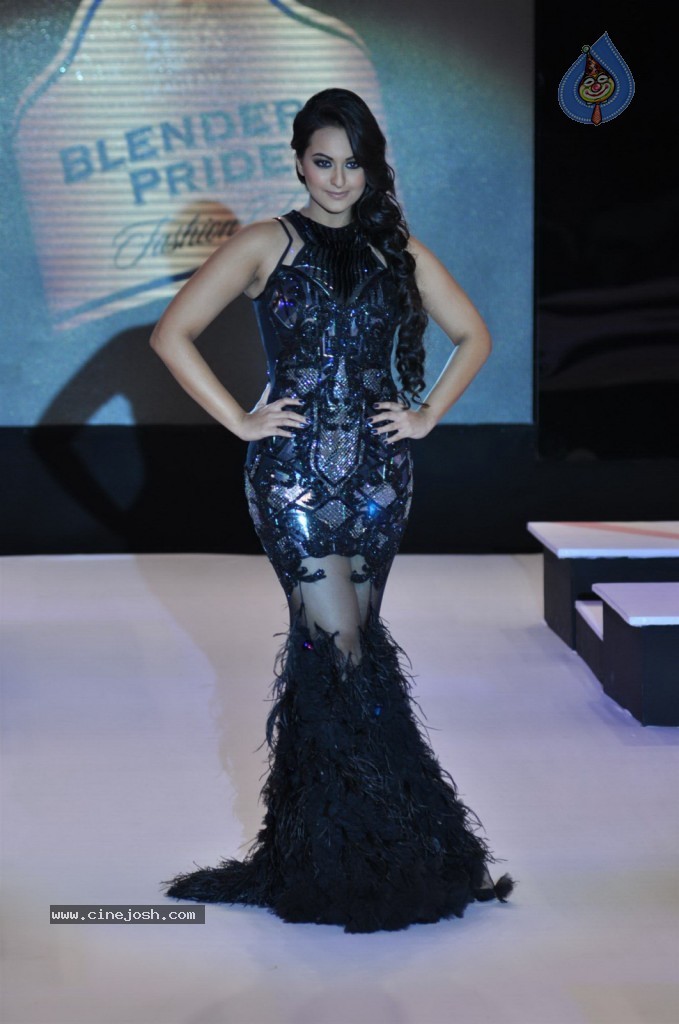 Celebs Walks The Ramp at BPFT Show - 18 / 197 photos