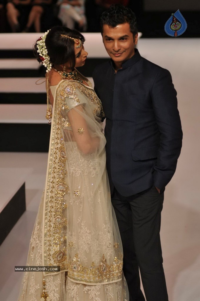 Celebs Walks The Ramp at BPFT Show - 30 / 197 photos