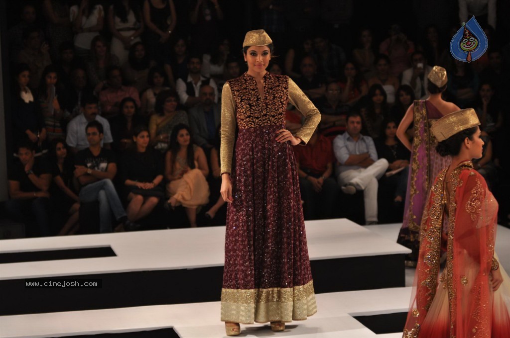 Celebs Walks The Ramp at BPFT Show - 31 / 197 photos