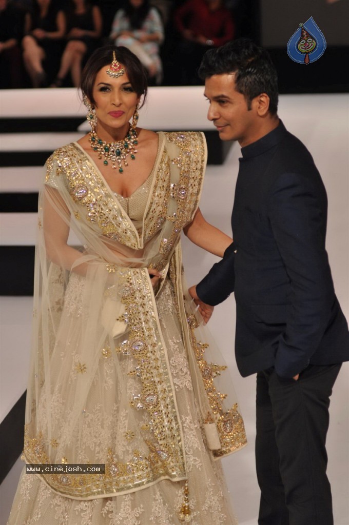 Celebs Walks The Ramp at BPFT Show - 46 / 197 photos
