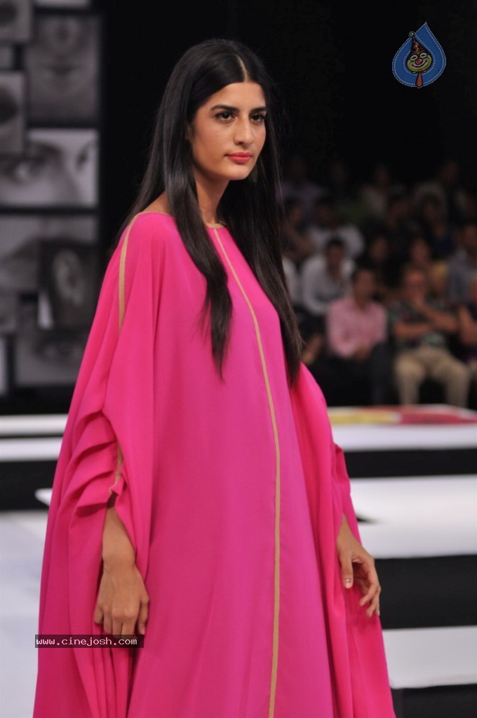 Celebs Walks The Ramp at BPFT Show - 76 / 197 photos