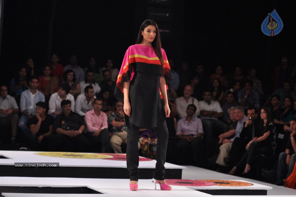Celebs Walks The Ramp at BPFT Show - 80 / 197 photos
