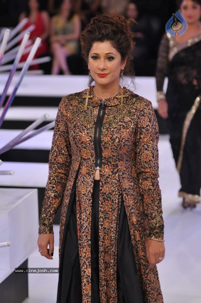 Celebs Walks The Ramp at BPFT Show - 86 / 197 photos