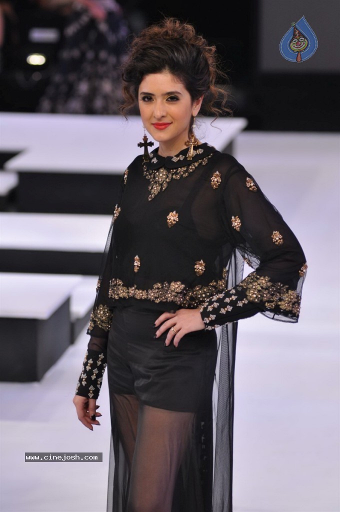 Celebs Walks The Ramp at BPFT Show - 87 / 197 photos
