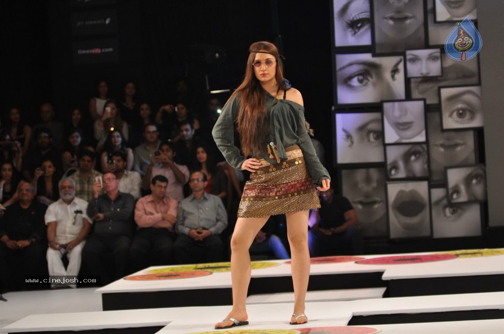 Celebs Walks The Ramp at BPFT Show - 101 / 197 photos
