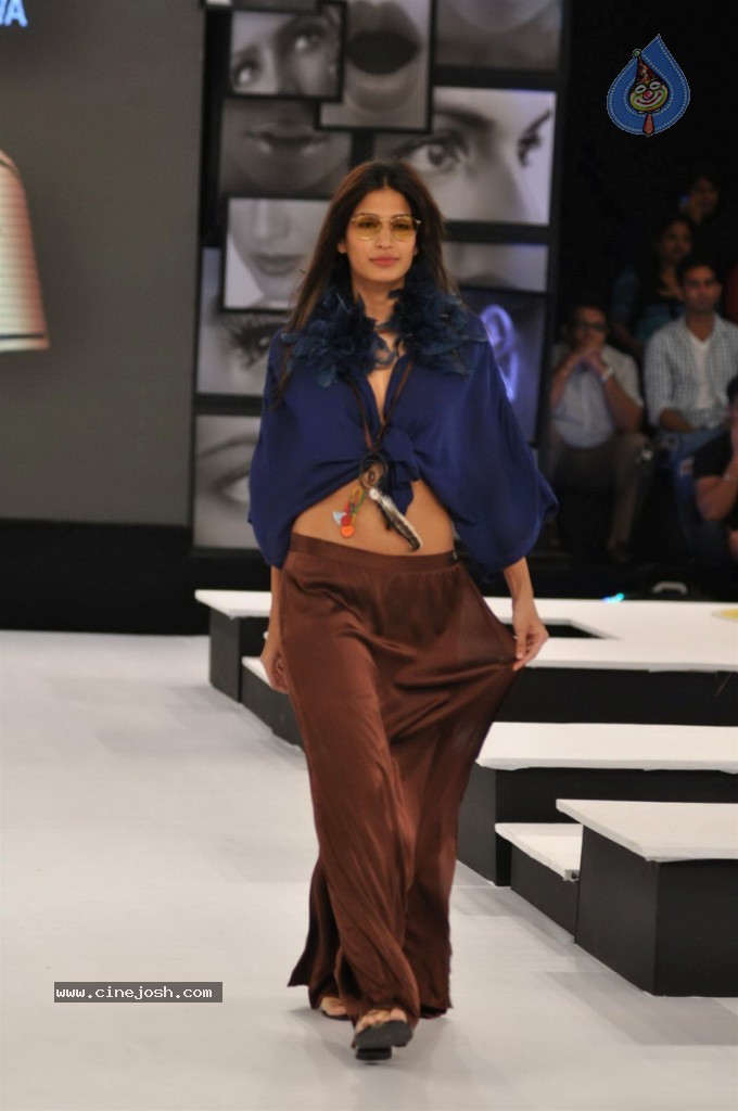Celebs Walks The Ramp at BPFT Show - 102 / 197 photos