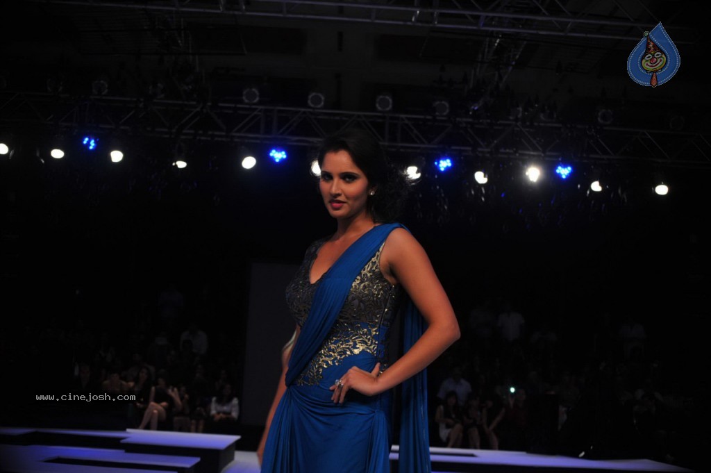 Celebs Walks The Ramp at BPFT Show - 105 / 197 photos