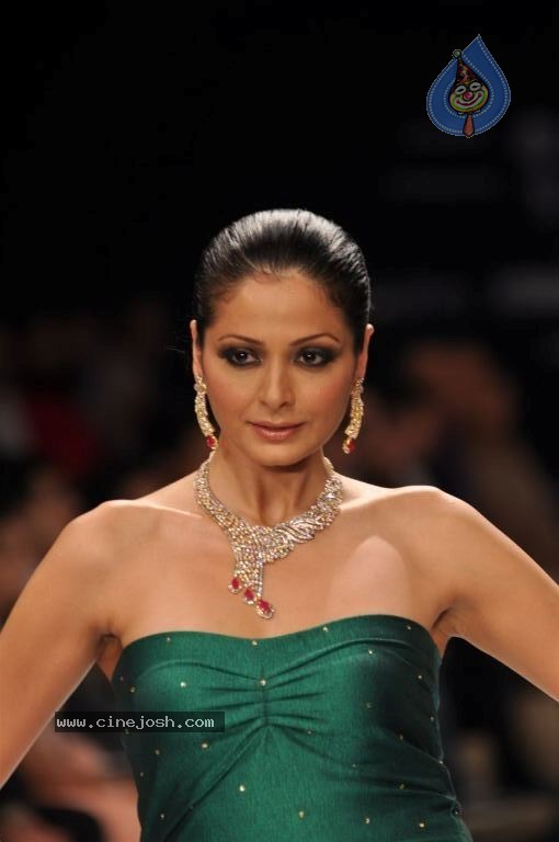 Celebs Walks the Ramp at IIJW 2012 - 18 / 297 photos