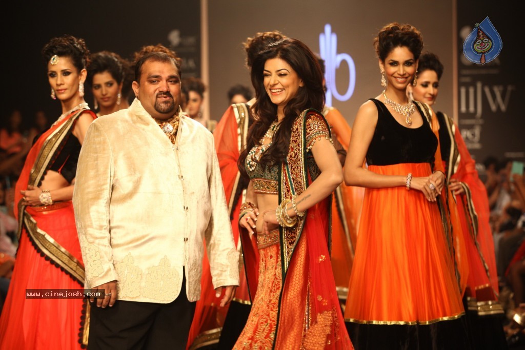 Celebs Walks the Ramp at IIJW 2013 Day 3 - 10 / 132 photos