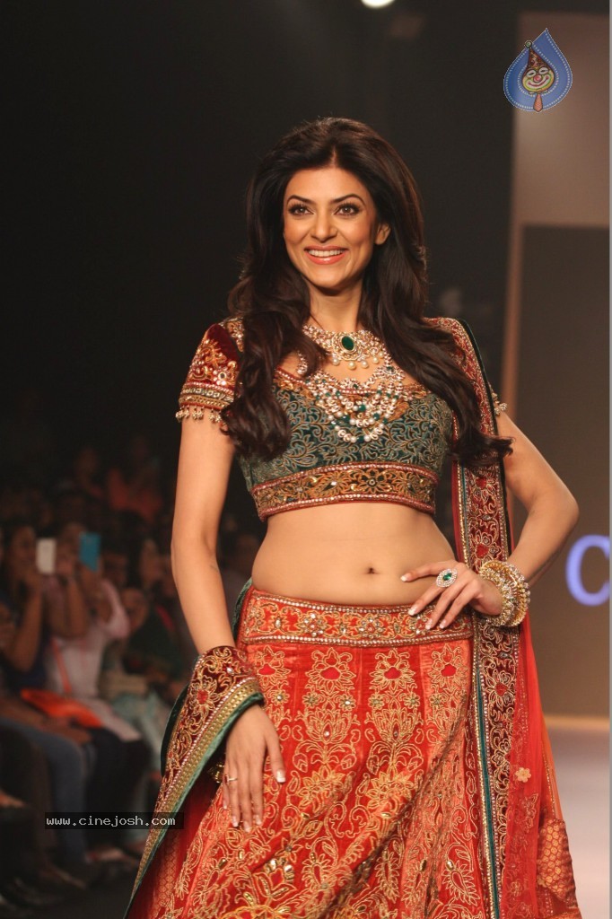 Celebs Walks the Ramp at IIJW 2013 Day 3 - 25 / 132 photos