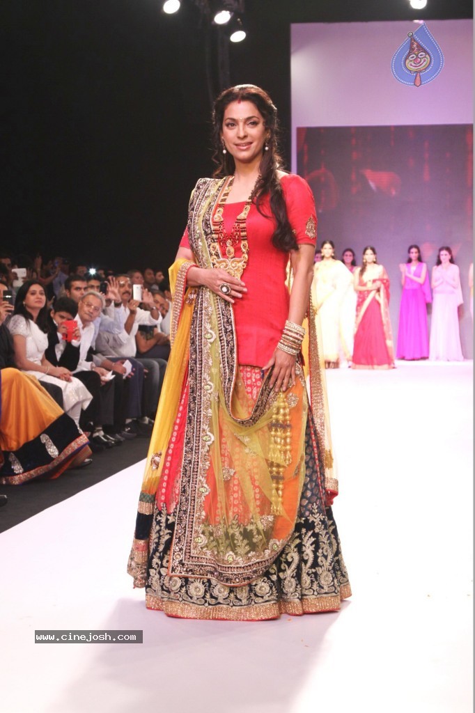 Celebs Walks the Ramp at IIJW 2013 Day 3 - 33 / 132 photos