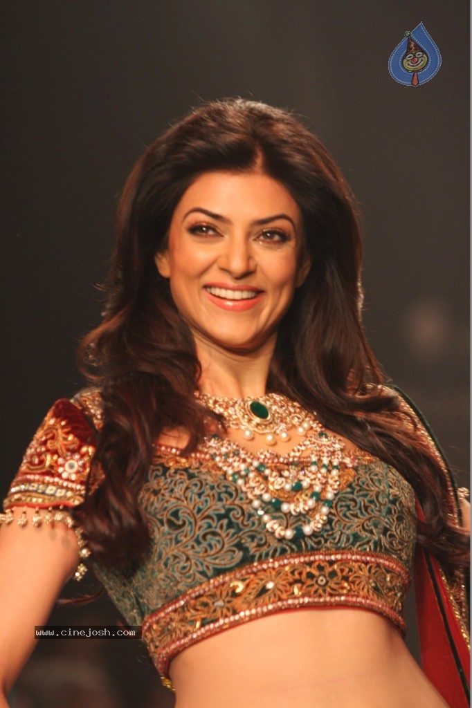 Celebs Walks the Ramp at IIJW 2013 Day 3 - 83 / 132 photos