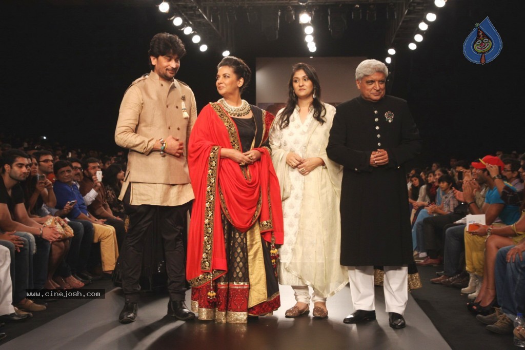Celebs Walks the Ramp at IIJW 2013 Day 3 - 113 / 132 photos