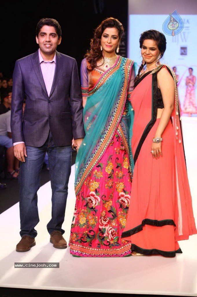 Celebs Walks the Ramp at IIJW 2013 Day 4 - 52 / 129 photos