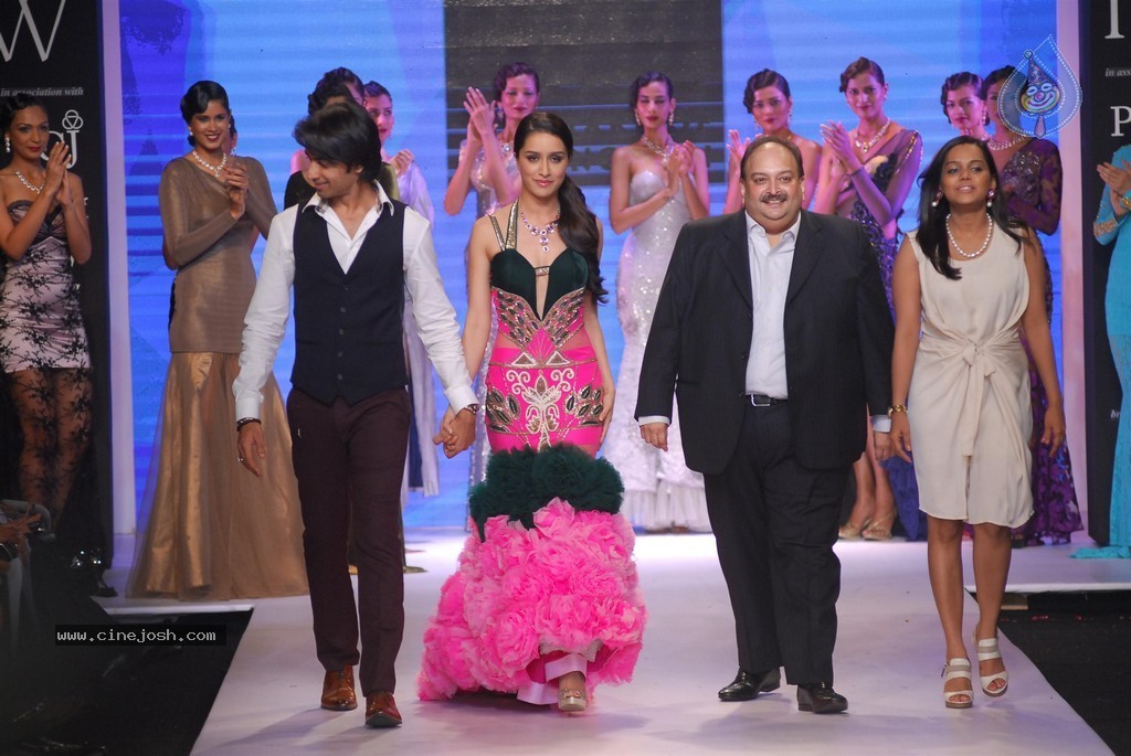 Celebs Walks the Ramp at IIJW 2014 Set 1 - 6 / 235 photos