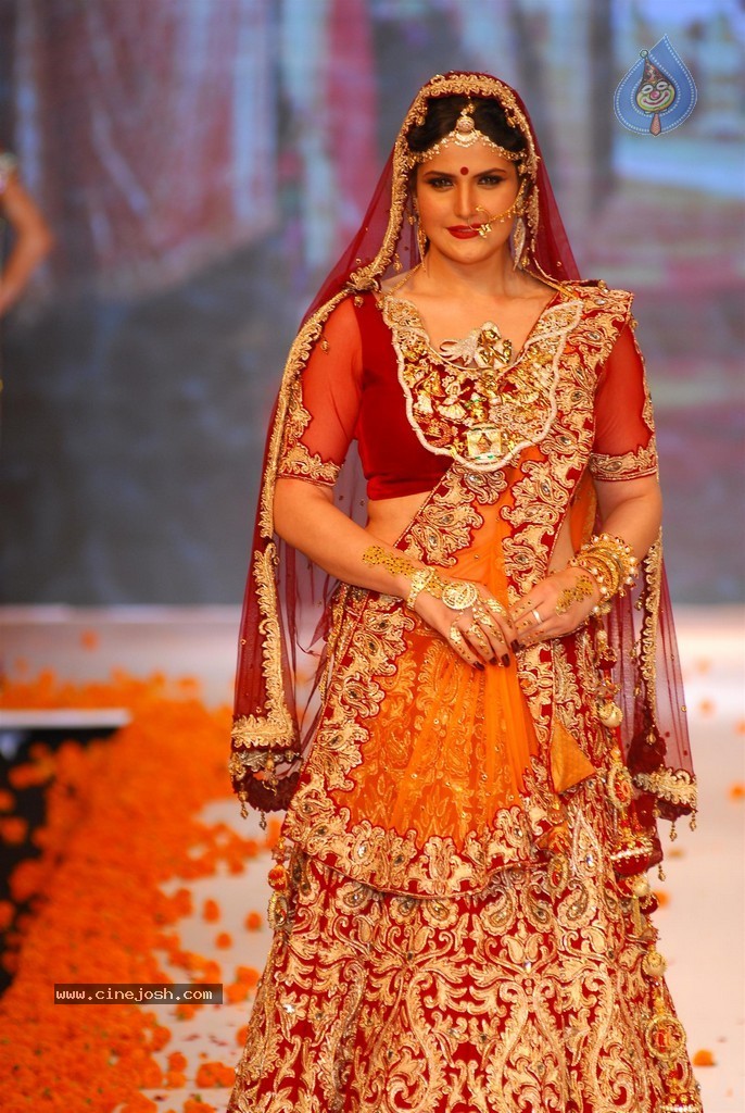 Celebs Walks the Ramp at IIJW 2014 Set 2 - 124 / 235 photos