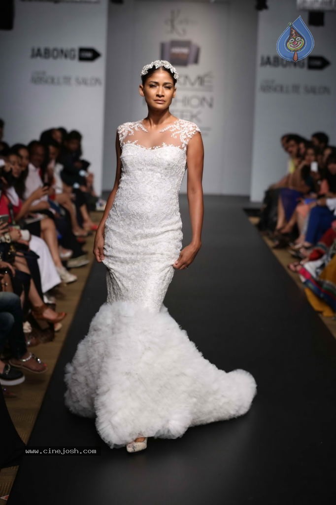 Celebs Walks the Ramp at LFW 2014 Day 2 - 24 / 113 photos