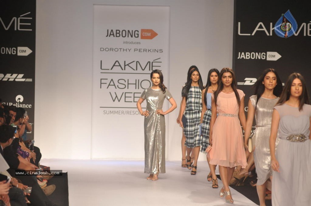 Celebs Walks the Ramp at LFW 2014 Day 2 - 28 / 113 photos